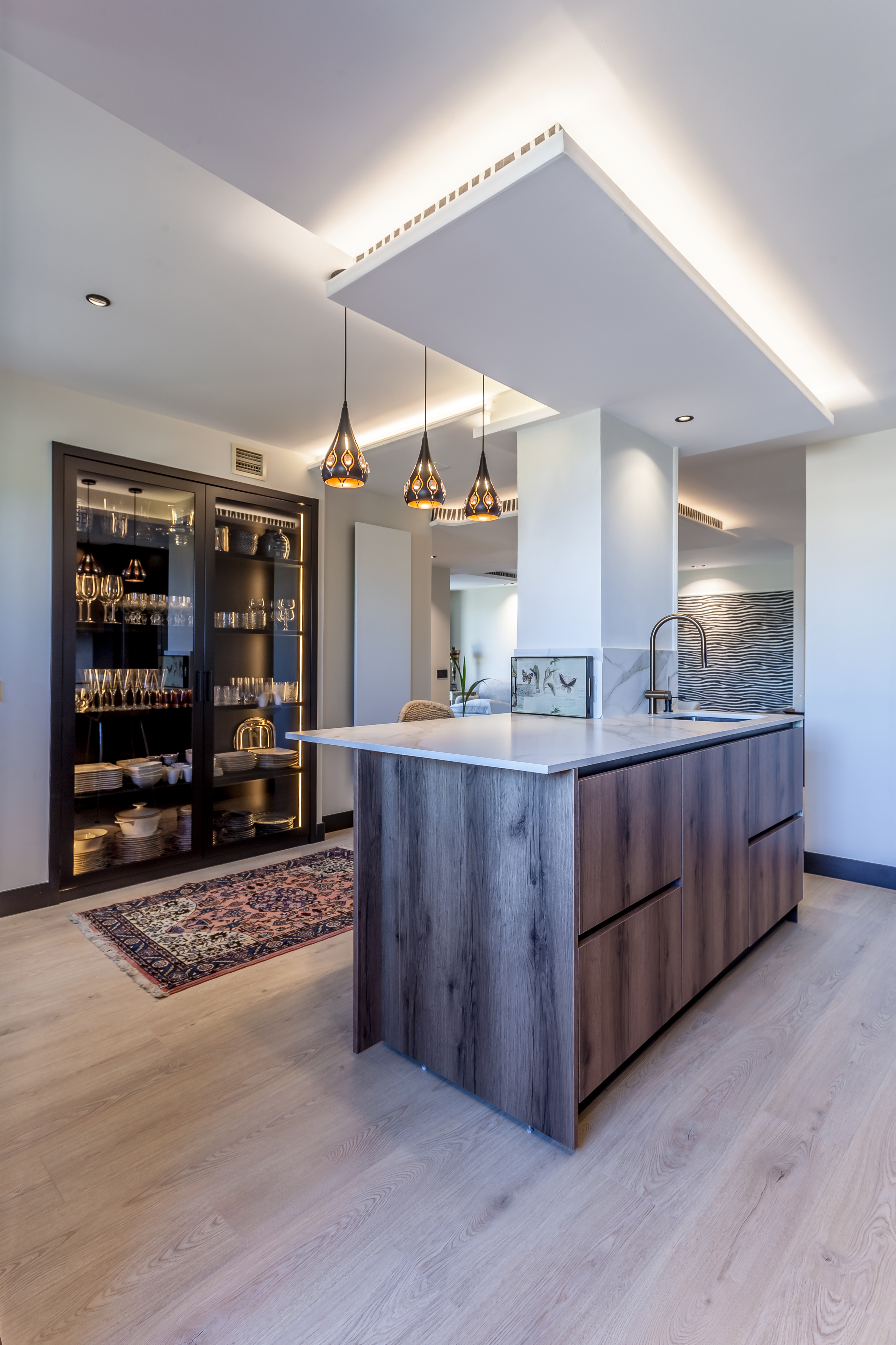 cocina-penìnsula-moderna-reforma-villanueva-canada